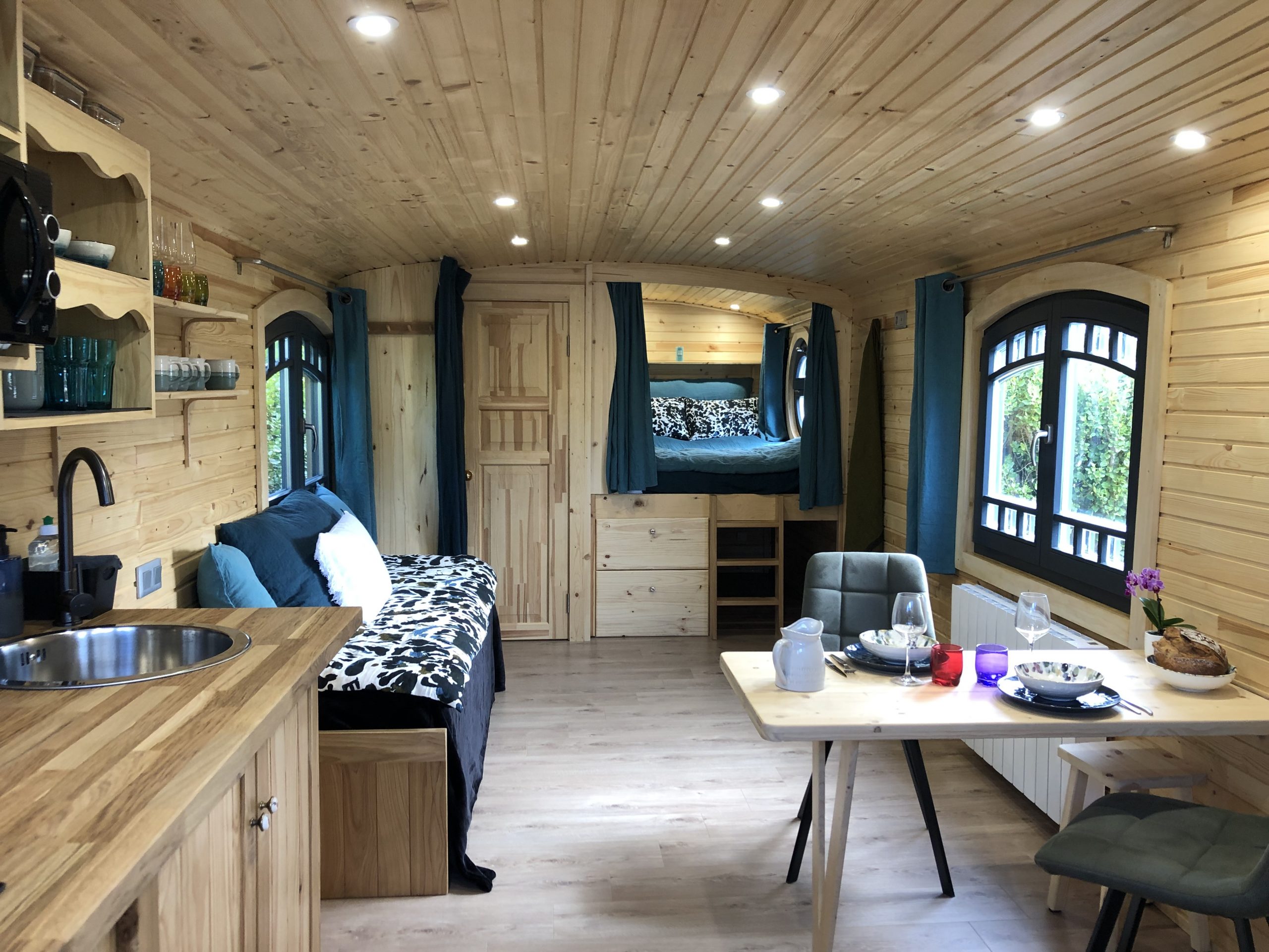 14_Roulotte_karantez_hebergement_insolite_porspoder_finistere_bretagne_Gites_o_bien_etre_massage_2583 Cottage Drogou Gîte O bien-être massage Séjour bien-être en hébergement insolite : roulotte Karantez à 800 mètres des plages Pour 1 à 4 personnes En toute confiance : labellisée Clévacances Sur place espace détente O bien-être massage : massages, jacuzzi, sauna infrarouge, luminothérapie et tisanerie Bretagne, Finistère, Porspoder